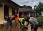 Polres Padangsidimpuan, BPBD, Warga Bersihkan Rumah Pasca Banjir
