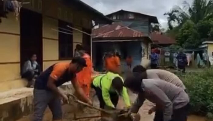 Polres Padangsidimpuan, BPBD, Warga Bersihkan Rumah Pasca Banjir