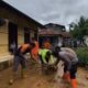 Polres Padangsidimpuan, BPBD, Warga Bersihkan Rumah Pasca Banjir