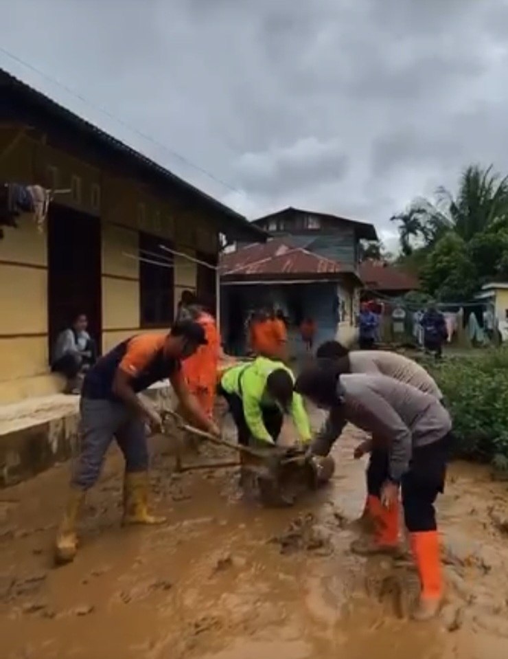 Polres Padangsidimpuan, BPBD, Warga Bersihkan Rumah Pasca Banjir