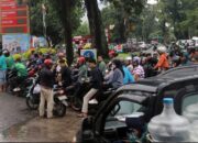 Warga Medan Serbu SPBU Antre BBM