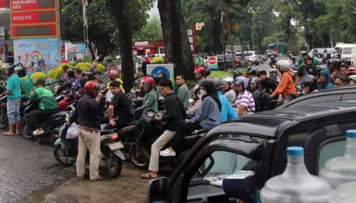 Warga Medan Serbu SPBU Antre BBM