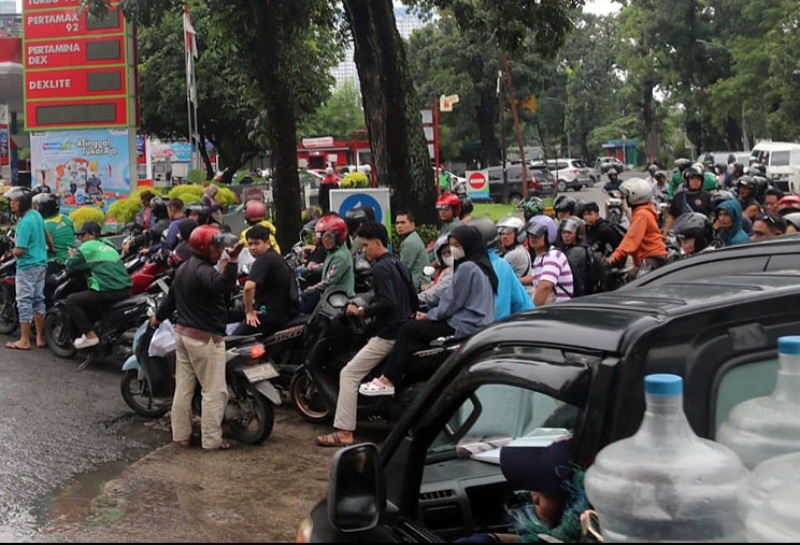 Warga Medan Serbu SPBU Antre BBM