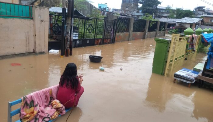 Warga Pinggiran Sungai Deli Ngungsi Ke Masjid