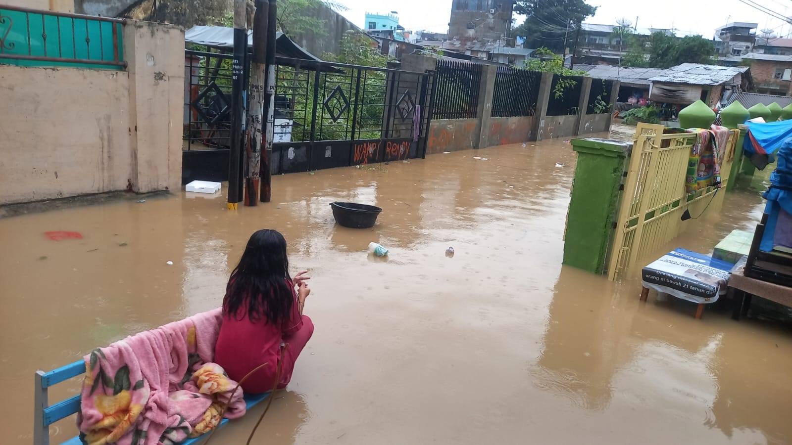Warga Pinggiran Sungai Deli Ngungsi Ke Masjid