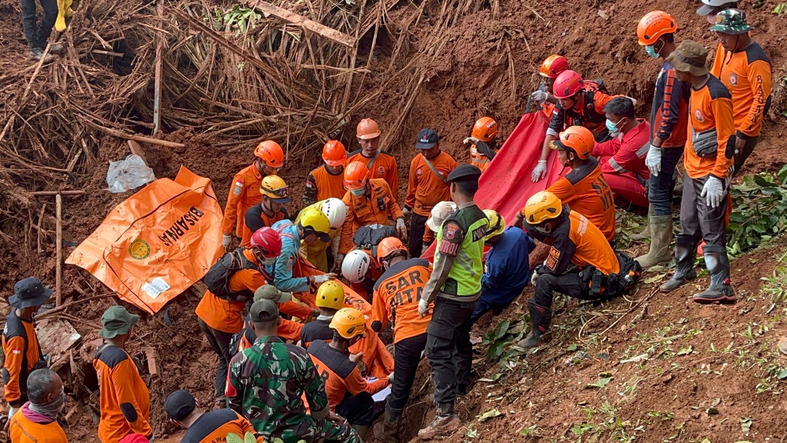 Longsor Banjarnegara 2 Meninggal dan 27 Tertimbun, Di Cilacap Jadi 16 Meninggal