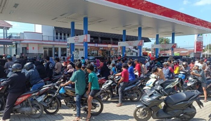 Warga, ‘Serbu’ SPBU, Pasca Banjir Sumut–Aceh