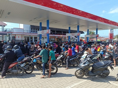 Warga, ‘Serbu’ SPBU, Pasca Banjir Sumut–Aceh