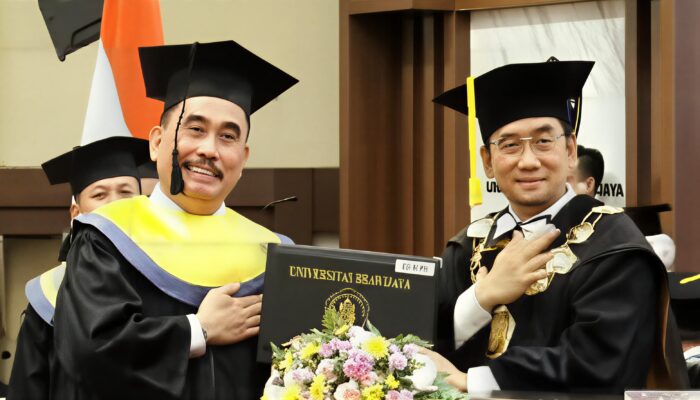 Resmi Sandang Gelar Doktor, Hendrik Sitompul Diwisuda Rektor Universitas Brawijaya Malang
