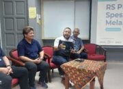 CEO Putra Specialist Hospital (Melaka), Mohd Zahiruddin Bin Datuk Seri Ahmad memberikan penjelasan tentang kerjasama dengan IJN saat menerima kunjungan peserta Familiarisation (FAM) Trip 2025 bersama IJN, di Putra Specialist Hospital (Melaka), Sabtu (13/12/2025).