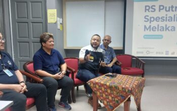 CEO Putra Specialist Hospital (Melaka), Mohd Zahiruddin Bin Datuk Seri Ahmad memberikan penjelasan tentang kerjasama dengan IJN saat menerima kunjungan peserta Familiarisation (FAM) Trip 2025 bersama IJN, di Putra Specialist Hospital (Melaka), Sabtu (13/12/2025).