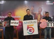 Executive Vice President (EVP) Head of Circle Sumatera Indosat Ooredoo Hutchison, Agus Sulistio, didampingi VP Head Branding & Marketing Communication Sumatera Sembodo Budiharto serta VP Head of Technology Sumatera Irvan Kurniawan, dalam acara media update persiapan menyambut libur Natal 2025 dan Tahun Baru 2026.
