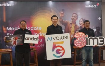 Executive Vice President (EVP) Head of Circle Sumatera Indosat Ooredoo Hutchison, Agus Sulistio, didampingi VP Head Branding & Marketing Communication Sumatera Sembodo Budiharto serta VP Head of Technology Sumatera Irvan Kurniawan, dalam acara media update persiapan menyambut libur Natal 2025 dan Tahun Baru 2026.
