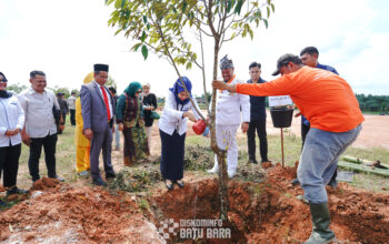 Dalam rangka memperingati Hari Jadi Kabupaten Batu Bara ke-19, PT Permodalan Nasional Madani (PNM) Cabang Pematang Siantar melaksanakan Program Tanggung Jawab Sosial dan Lingkungan (TJSL) melalui kegiatan Penanaman Pohon Produktif, sebagai bentuk nyata komitmen perusahaan dalam mendukung pelestarian lingkungan dan pemberdayaan masyarakat.
