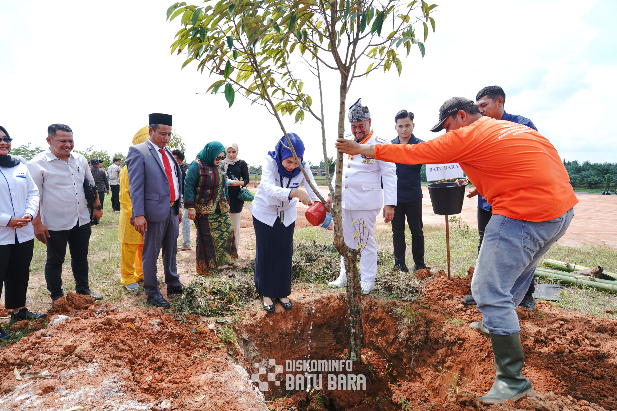 PT PNM Cabang P.Siantar Dukung Hari Jadi Kabupaten Batu Bara Ke-19 Melalui Program TJSL-Penanaman Pohon Produktif