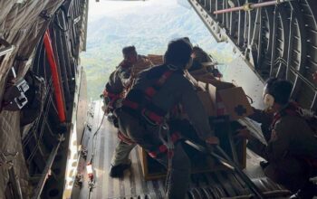 TNI AU Kirim Helibox Via Airdrop Untuk Korban Banjir Tapanuli Utara