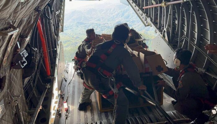 TNI AU Kirim Helibox Via Airdrop Untuk Korban Banjir Tapanuli Utara