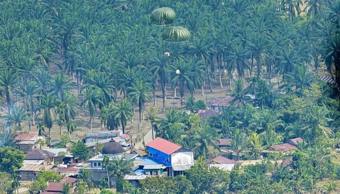 TNI AU Lepas 20 Bundle LCLA Di Atas Langit Aceh Tamiang