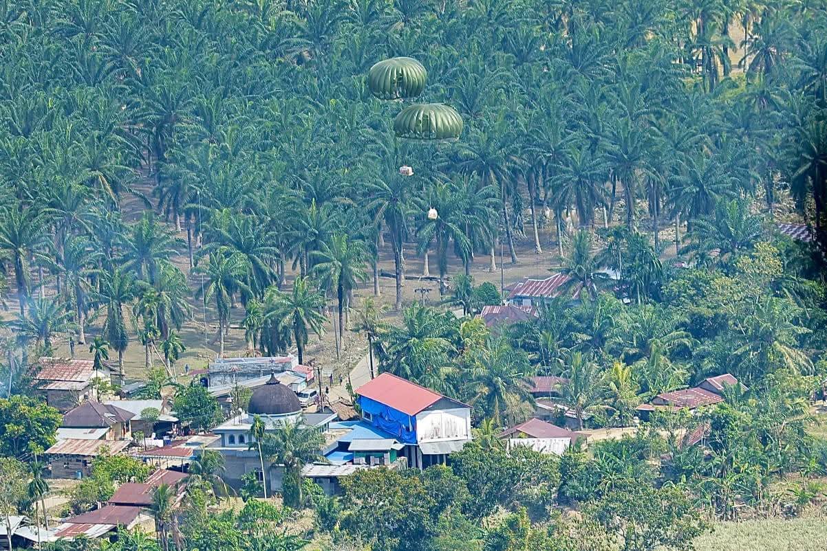 TNI AU Lepas 20 Bundle LCLA Di Atas Langit Aceh Tamiang