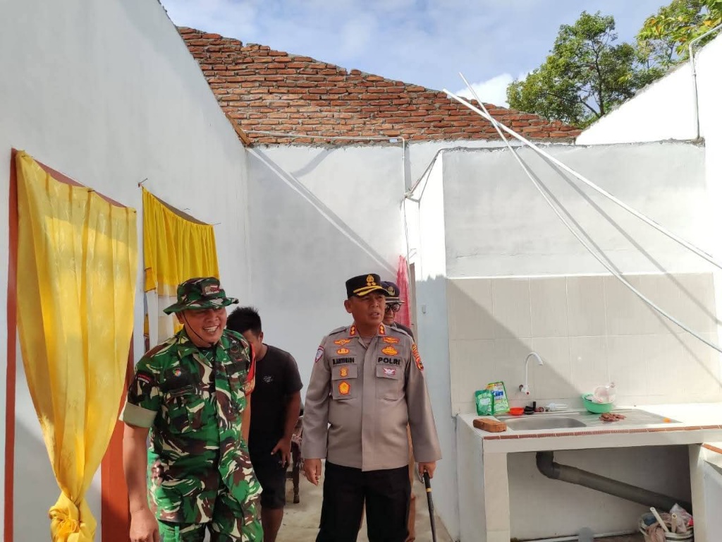 Puting Beliung Rusak 7 Rumah Parbalongan, Kapolres Simalungun Langsung Serahkan Bantuan