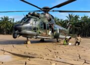 Heli Caracal TNI AU Turun Di Medan Berlumpur Bantu Aceh Tamiang