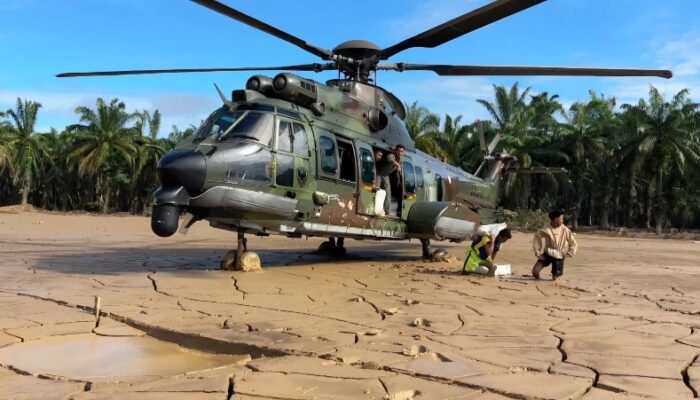 Heli Caracal TNI AU Turun Di Medan Berlumpur Bantu Aceh Tamiang