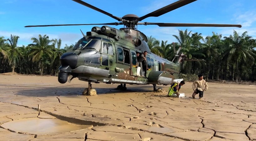 Heli Caracal TNI AU Turun Di Medan Berlumpur Bantu Aceh Tamiang