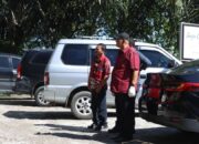 Bupati Dairi Pantau Gotong Royong Perbaiki Beram Jalan Lae Pendaroh