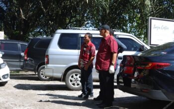 Bupati Dairi Pantau Gotong Royong Perbaiki Beram Jalan Lae Pendaroh