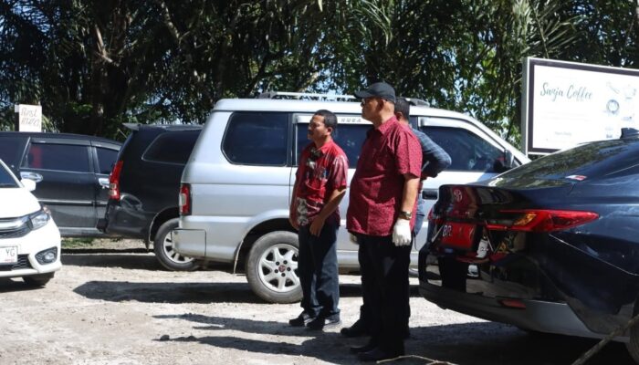 Bupati Dairi Pantau Gotong Royong Perbaiki Beram Jalan Lae Pendaroh