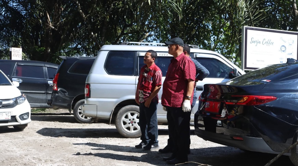 Bupati Dairi Pantau Gotong Royong Perbaiki Beram Jalan Lae Pendaroh