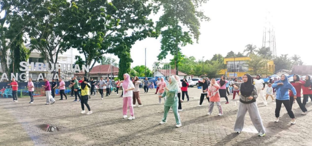 Pemkab Padanglawas Laksanakan Senam Rutin Masyarakatkan Olahraga