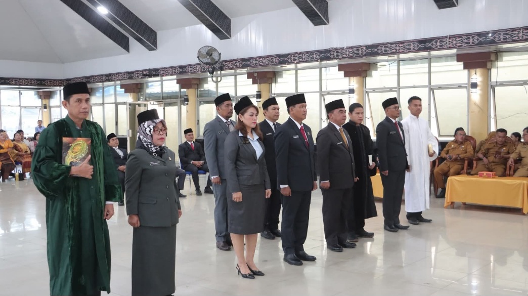 Bupati Dairi Lantik Pejabat Dan Direksi PD Pasar, Tekankan Kerja Serius