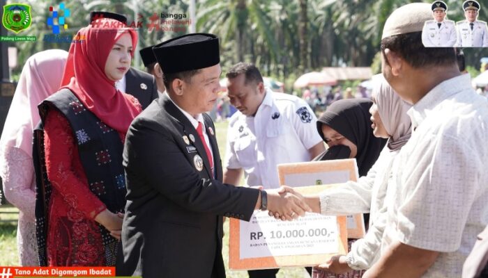 Bupati Padanglawas Serahkan Bantuan Rp425,5 Juta Untuk Korban Bencana