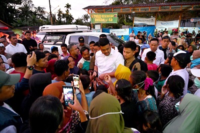 Gubsu Bobby Nasution Layani Pengungsi Korban Banjir Dan Danah Longsor Di Tapsel Hingga Dini Hari