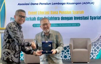 Direktur Utama PT Bank Muamalat Indonesia Tbk Imam Teguh Saptono (kanan) menjadi salah satu pembicara pada event literasi dana pensiun Syariah yang diselenggarakan oleh Asosiasi DPLK di Jakarta, Rabu (26/11/2025).