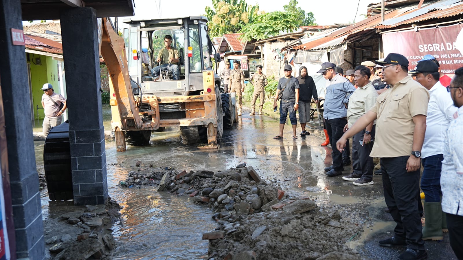Asri Ludin Tambunan Tinjau Lokasi Banjir Batang Kuis Dan Percut Seituan