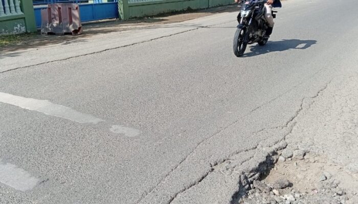 Lubang Di Jalan Lingkar Sigli Bahayakan Pengendara