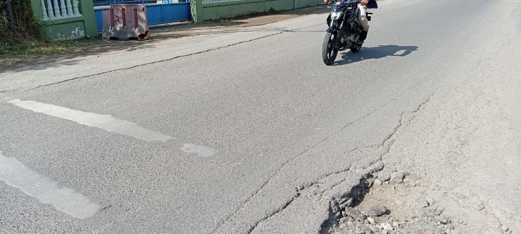 Lubang Di Jalan Lingkar Sigli Bahayakan Pengendara