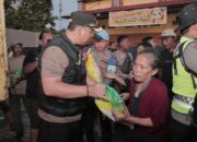 Kapolres Langkat Salurkan Bansos Kapolda Sumut Untuk Pengungsi Banjir Tanjungpura