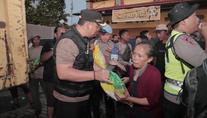 Kapolres Langkat Salurkan Bansos Kapolda Sumut Untuk Pengungsi Banjir Tanjungpura