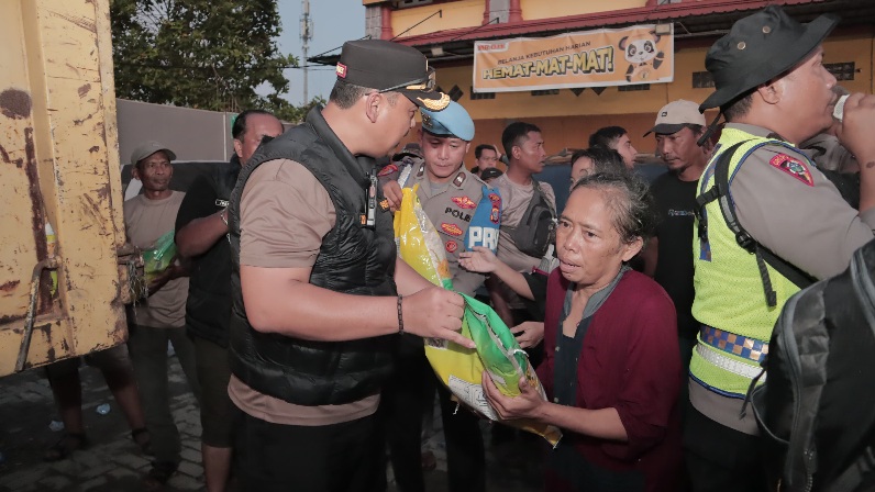Kapolres Langkat Salurkan Bansos Kapolda Sumut Untuk Pengungsi Banjir Tanjungpura