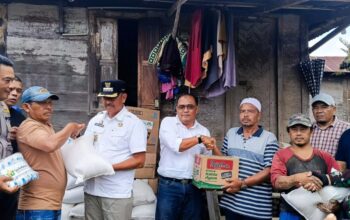 Bupati Madina Salurkan Bantuan Untuk Dua Desa Terisolasi Di Kotanopan