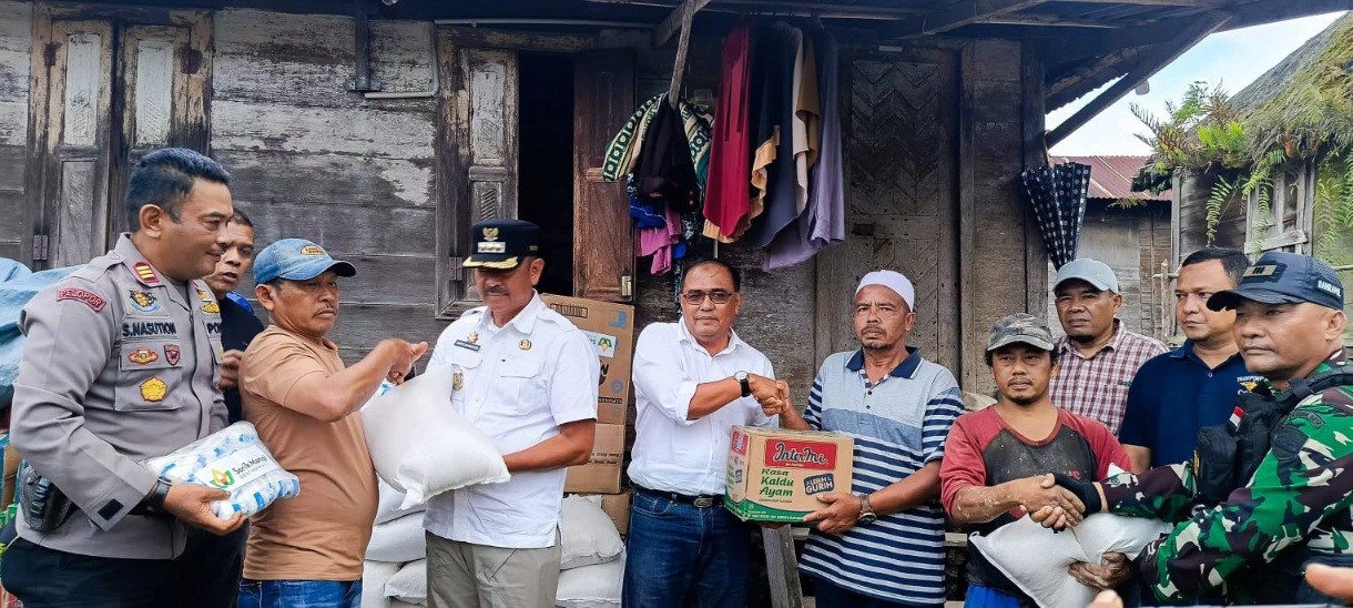 Bupati Madina Salurkan Bantuan Untuk Dua Desa Terisolasi Di Kotanopan