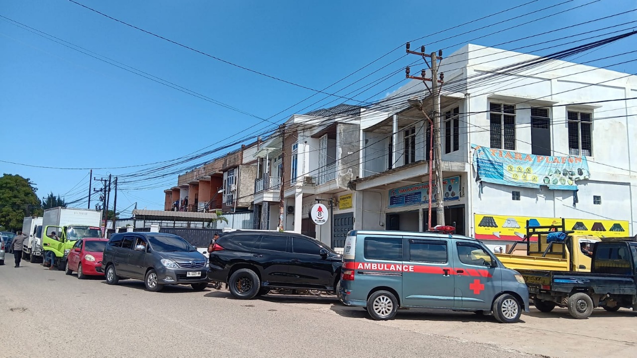 Antrean Warga Memanjang Isi Pertamax, Pertalite Kosong