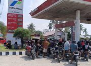 14 SPBU Di Sergai Alami Keterlambatan Pasokan BBM, Masyarakat Rela Antre