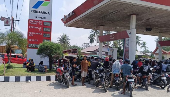 14 SPBU Di Sergai Alami Keterlambatan Pasokan BBM, Masyarakat Rela Antre