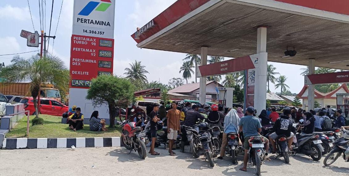 14 SPBU Di Sergai Alami Keterlambatan Pasokan BBM, Masyarakat Rela Antre