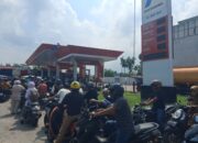 Ratusan Pengendara Roda Dua dan Roda Empat Antre Panjang Di SPBU Jalan Medan-Lubukpakam