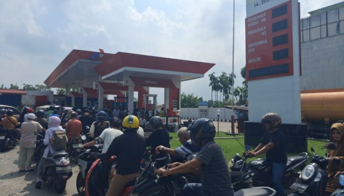 Ratusan Pengendara Roda Dua dan Roda Empat Antre Panjang Di SPBU Jalan Medan-Lubukpakam